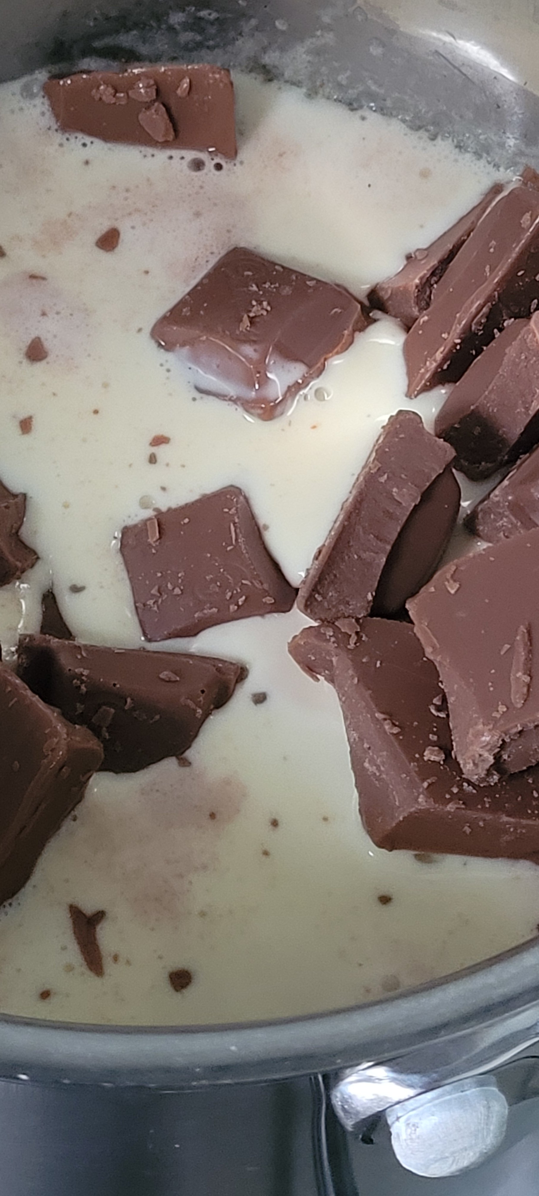 Melting chocolate in cream