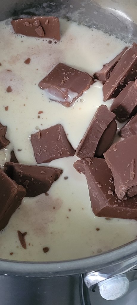 Melting chocolate in cream