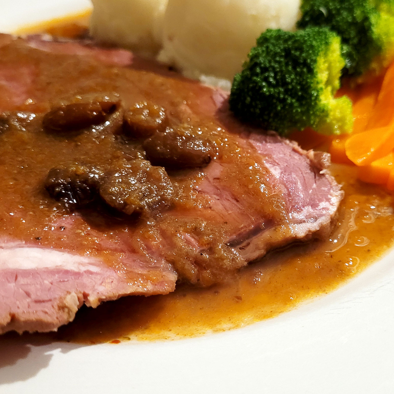 Sliced Braised Corned beef with dried cranberries and vegetables