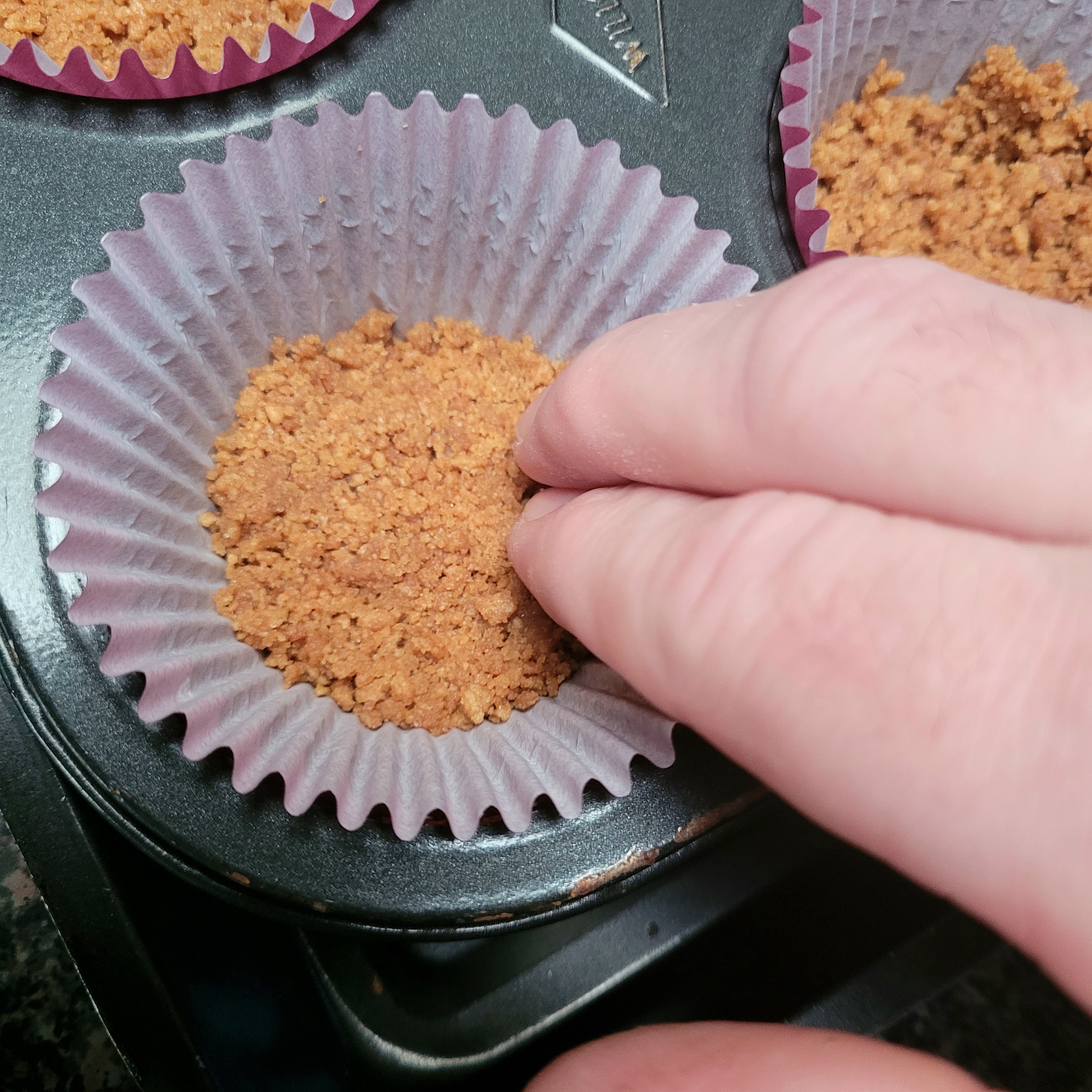 Pressing the cheesecake base down