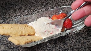 Strawberry ice cream sundae